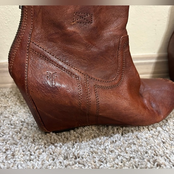 Frye Carson Wedge Cognac Brown Leather Ankle Booties Women’s Size 6 Zip Up Heel - Picture 5 of 13